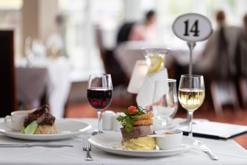 巴利纳巴利纳庄园酒店的一张桌子,上面放着两盘食物和酒杯