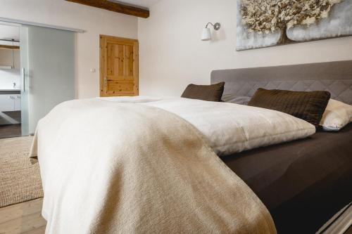 埃尔特维勒克洛斯特穆勒酒店的一间卧室配有一张大床,床上有毯子