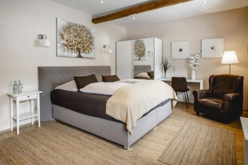 埃尔特维勒克洛斯特穆勒酒店的一间卧室配有一张床、一张桌子和一把椅子