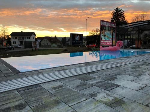 巴特格莱兴贝格Ferienwohnung Sissy的一个空的游泳池,背景是日落