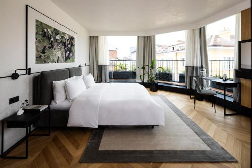 索非亚Juno Hotel Sofia, a Member of Design Hotels的卧室设有白色的床和大窗户