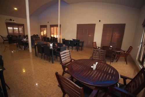 科布列季Hotel Irise的空的饭厅,配有桌椅