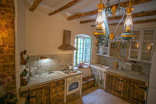 VrisnikAuthentic house and traditional breakfast的一个带木制橱柜和炉灶的大厨房