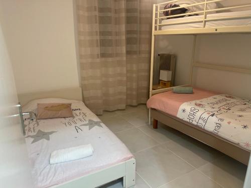 尼姆Maison 3chambres ,climatisée的一间卧室配有两张床和一张双层床。