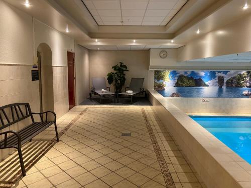 海滨诺德韦克Two Brothers Noordwijk Beach的走廊,在酒店的房间里设有游泳池
