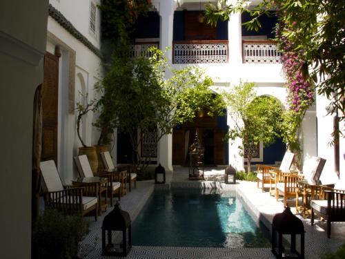 马拉喀什蓝眸摩洛哥传统庭院住宅的一座带游泳池的庭院