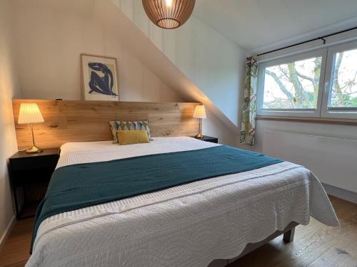 农嫩霍恩Ferienwohnung Blümlein的一间卧室设有一张大床和一个窗户。