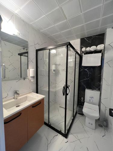 锡利夫凯PALMİLA BUTİK OTEL的带淋浴、卫生间和盥洗盆的浴室