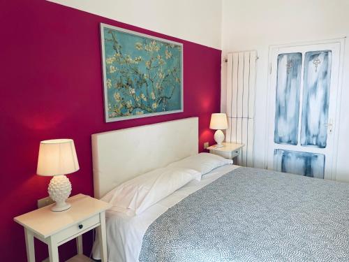 瑟克罗B&B L'albero di Melograno的一间卧室配有一张床和两张带台灯的桌子。