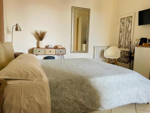 瑟克罗B&B L'albero di Melograno的一间卧室配有一张大床和镜子