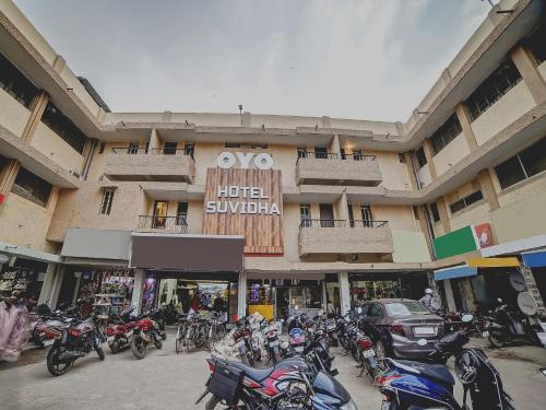 比拉斯布尔Collection O 45443 Hotel Suvidha的停在大楼前的一组摩托车