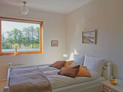VigraVigra vintage的卧室配有带枕头的床铺和窗户。