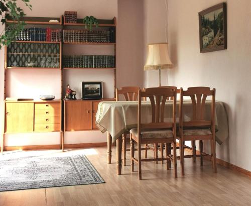 VigraVigra vintage的一间带桌子和椅子的用餐室