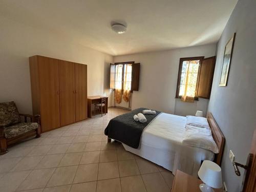 波马兰切Residence San Francesco的一间卧室配有一张床和一把椅子