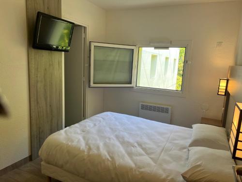 尚布利尚布丽典雅生态酒店的卧室配有一张床,墙上配有电视。