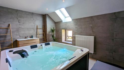 圣玛丽拉布朗什Le Clos des écureuils - chambres d'hôtes的浴室配有带水槽的大浴缸