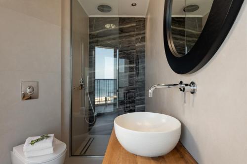 罗希姆诺衣登酒店的浴室配有白色水槽和淋浴。