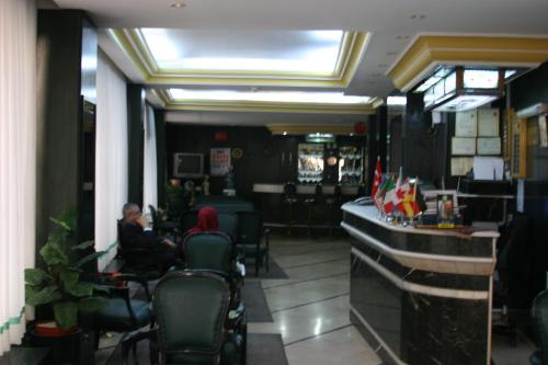 伊斯坦布尔帕多瓦酒店的坐在餐厅酒吧里的人