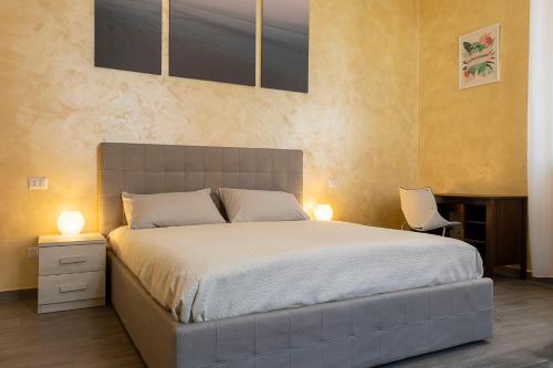 米兰Leader Apartment 2的一间卧室配有一张大床和两盏灯。