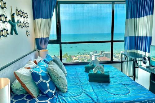 芭堤雅市中心The BASE Central PATTAYA 2Bed on Sky的一间卧室设有一张床,享有海景