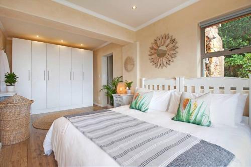 开普敦Vitamin-Sea的卧室设有一张白色大床和一扇窗户。