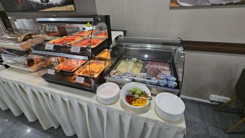 布拉迪斯拉发伯拉第斯拉瓦布鲁酒店的一张带不同食物的自助餐桌