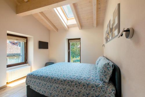 梅尔戈佐Ca Vincenza in Montorfano的一间卧室设有蓝色的床和窗户。