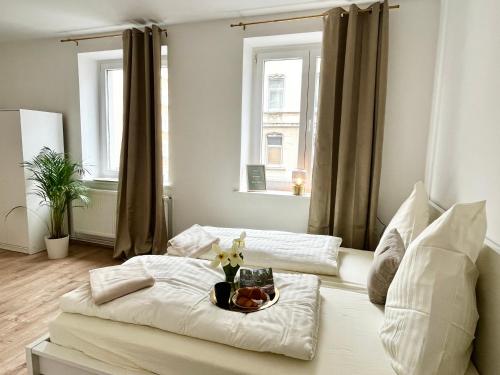 汉诺威Design Apartment - Parking - Kingsize-Bett - 2x Bad - Zentrum的客厅配有白色沙发和2扇窗户。