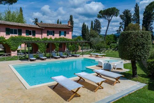 布拉卡尼Le Versegge Resort的一个带躺椅的游泳池以及一座房子