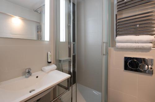 布隆基里亚德里昂东布隆厄尔波科塔奇酒店的一间带水槽和淋浴的浴室