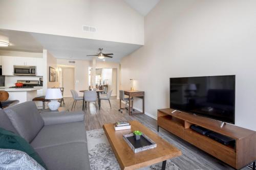 Westwood 2BR nr UCLA Westwood Village LAX-222的休息区