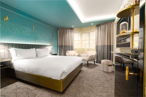 伦敦Middle Eight - Covent Garden - Preferred Hotels and Resorts的配有一张床和一张书桌的酒店客房