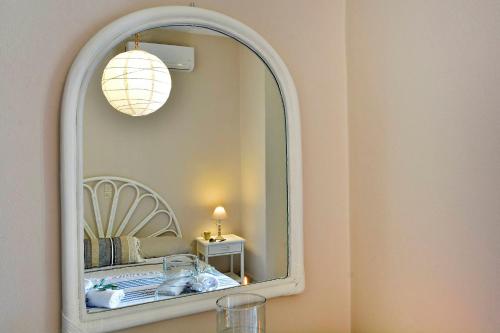 斯达林Ariadni Sidari Beach House的镜子,床上和灯