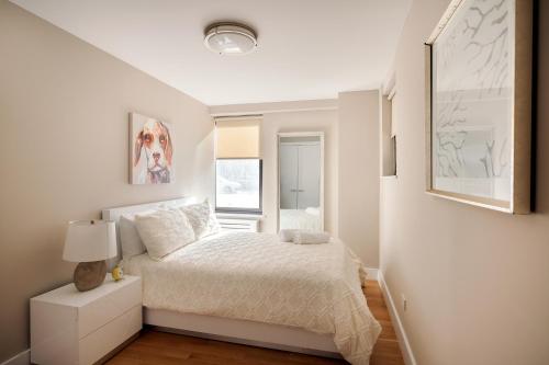 纽约3 BR in Upper West Side的白色的卧室设有床和窗户