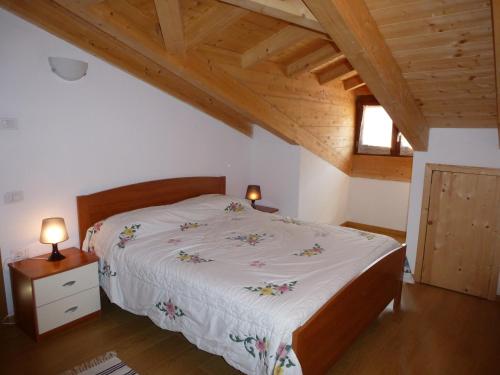 Tiarno di SottoCasa Anita的一间卧室设有一张床和木制天花板