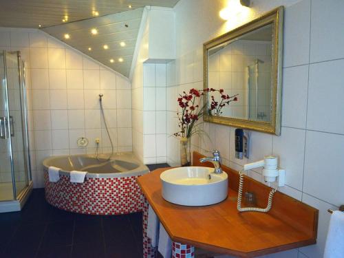 翁纳纳克特瓦斯特尔酒店的浴室配有盥洗盆和浴缸。