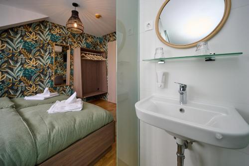 松博特海伊ROOMS的一间带水槽和镜子的浴室