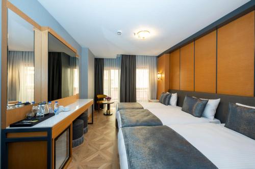伊斯坦布尔Freya Hotel的酒店客房,设有两张床和镜子