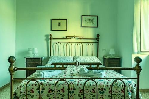 巴尼奥雷焦La Semplicità del Borgo的卧室设有两张床铺和蓝色的墙壁