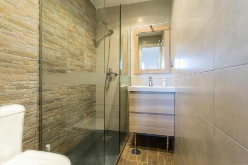 加的斯Apartments Vistas Mar Bahia的带淋浴、卫生间和盥洗盆的浴室