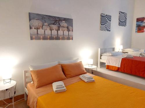 科森扎Casa Cenzina的一间设有床铺和两张床的房间