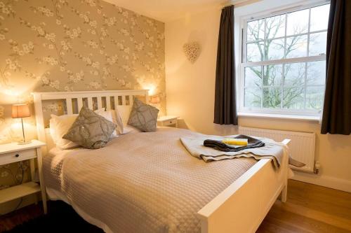 查普尔斯提莱Langdale Cottage - 5 bedrooms and 5 bathrooms的卧室配有白色的床和窗户