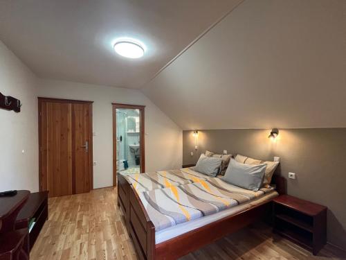 索尔察瓦图里斯梅提葛来阁乡村民宿的一间卧室,卧室内配有一张大床