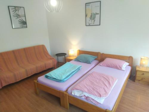 里耶卡Apartment Doris的一间带两张床和一张沙发的卧室