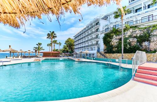 帕尔马诺瓦Leonardo Royal Hotel Mallorca的酒店前的游泳池