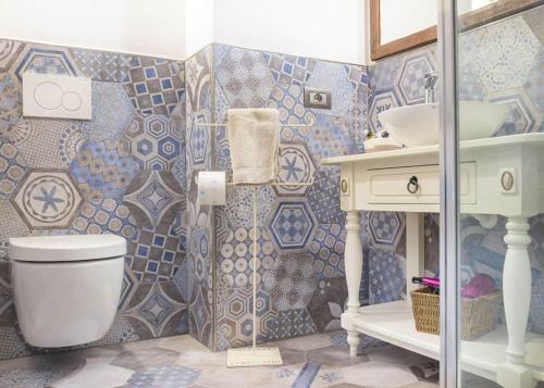 Casale AlxiCamera Astrid的一间带卫生间和水槽的浴室