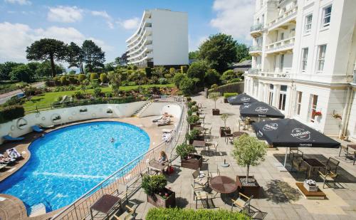 托基理查德森大酒店的享有酒店游泳池的顶部景色