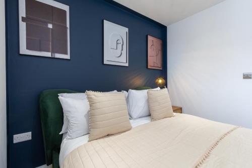 布莱顿霍夫Albion at the Level - 2 BD Flat的蓝色卧室配有带白色枕头的床