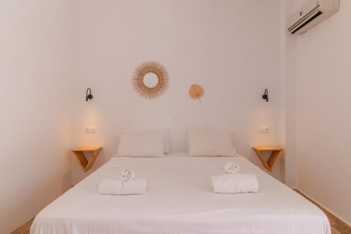 阿查拉维ILENA HOTEL的卧室配有白色床和2条白色毛巾