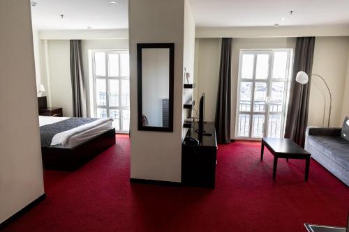 阿克套Chagala Aktau Hotel的酒店客房,配有床和镜子